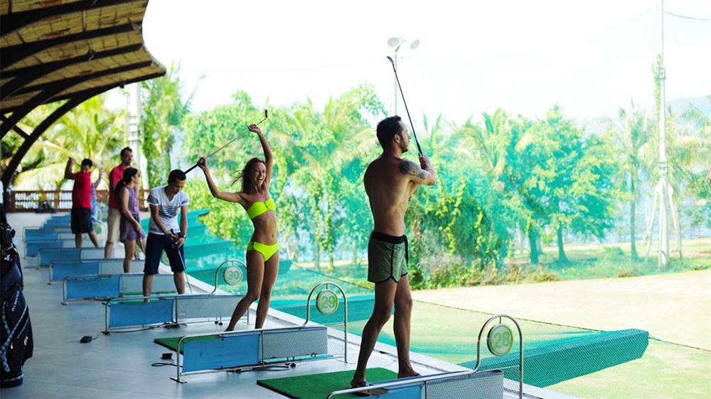 04. Tham gia chơi golf bên bờ biển