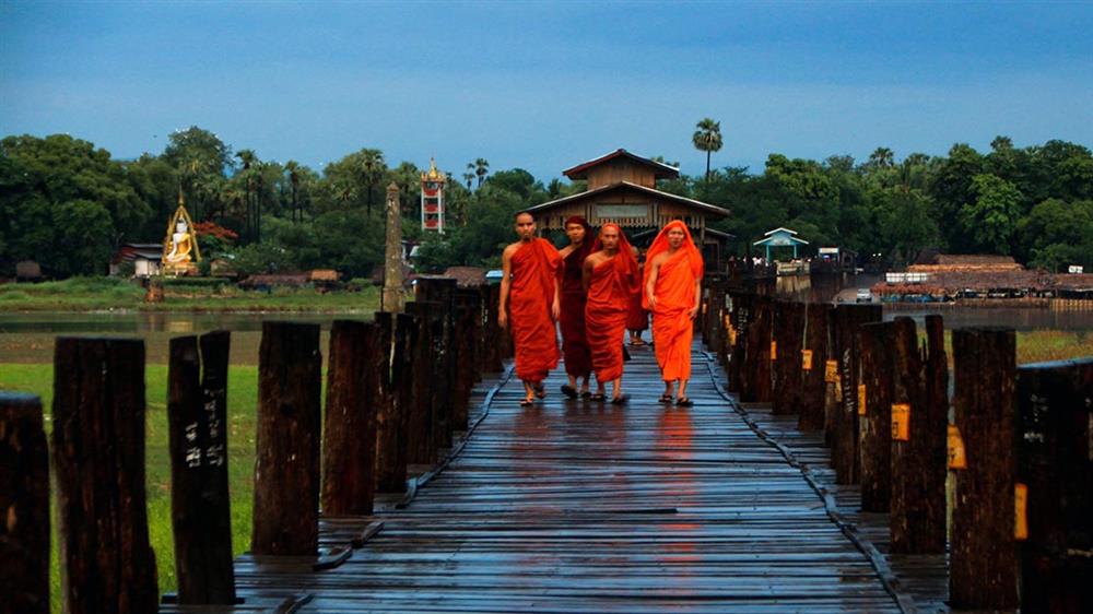 04. Chụp ảnh cùng các nhà sư