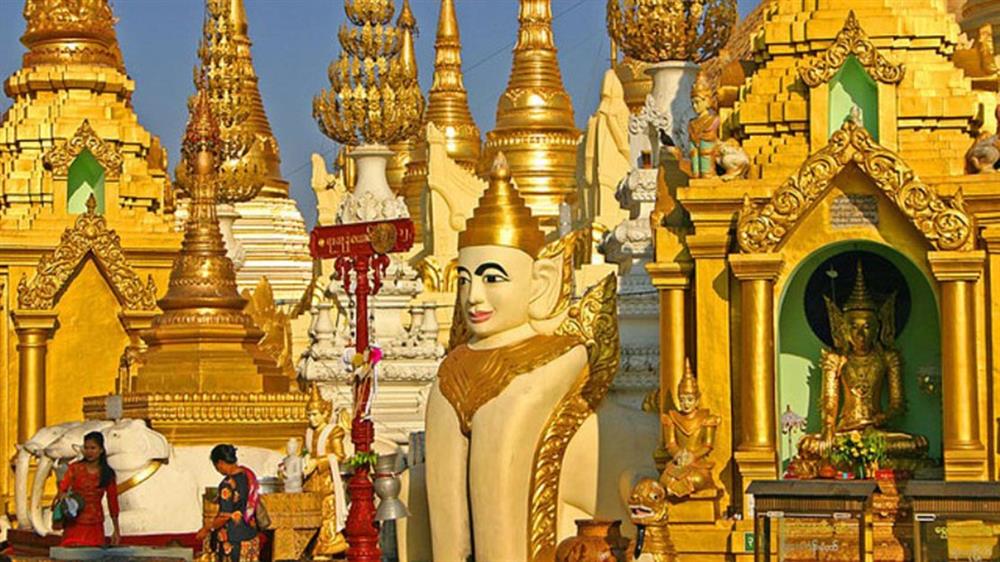 04. 8 bức tượng nhìn ra 8 hướng