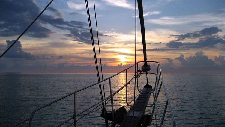 Tour cocktail du thuyền ngắm hoàng hôn