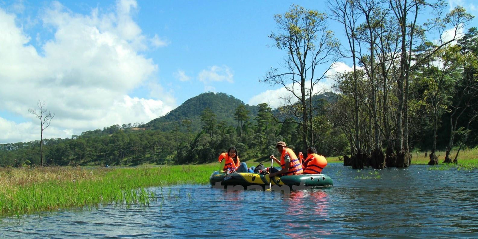 Tour Hồ Tuyền Lâm - chèo thuyền ngắm lá phong