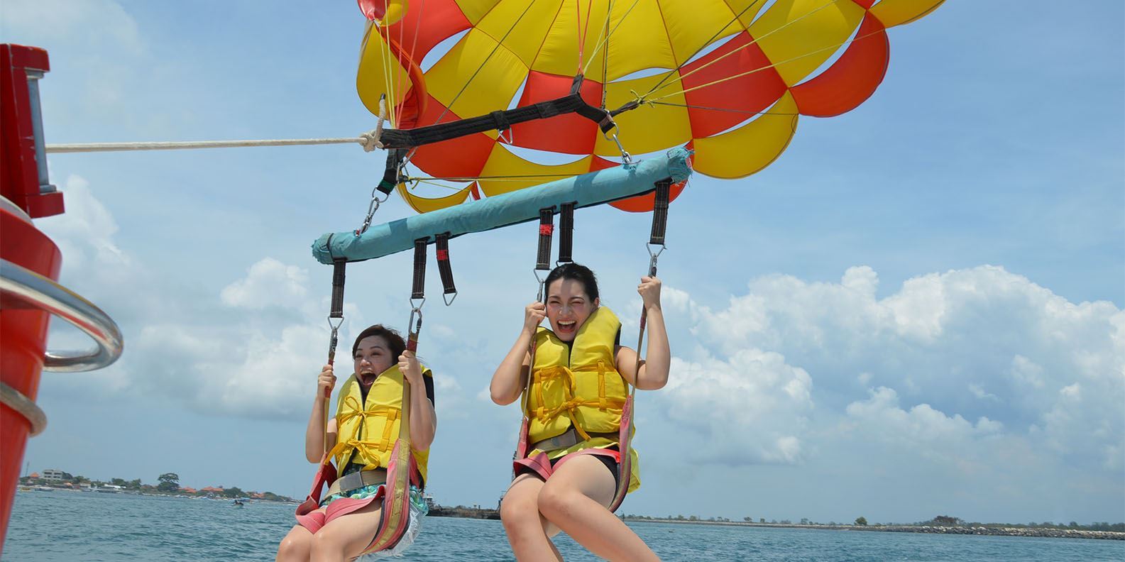 Bay dù lượn bãi biển Nusa Dua Bali