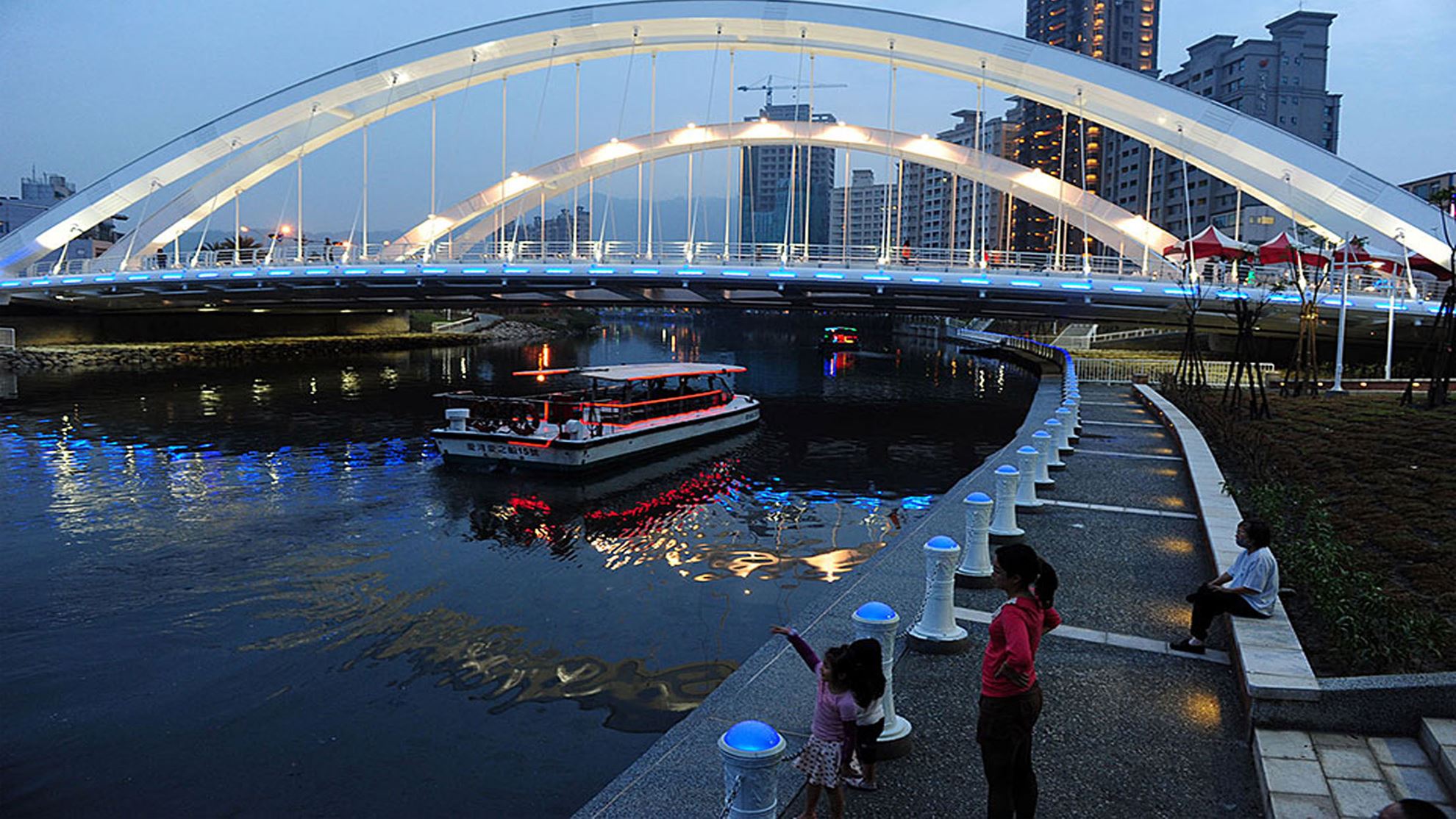 Hình của danh mục Love River - Sông Tình