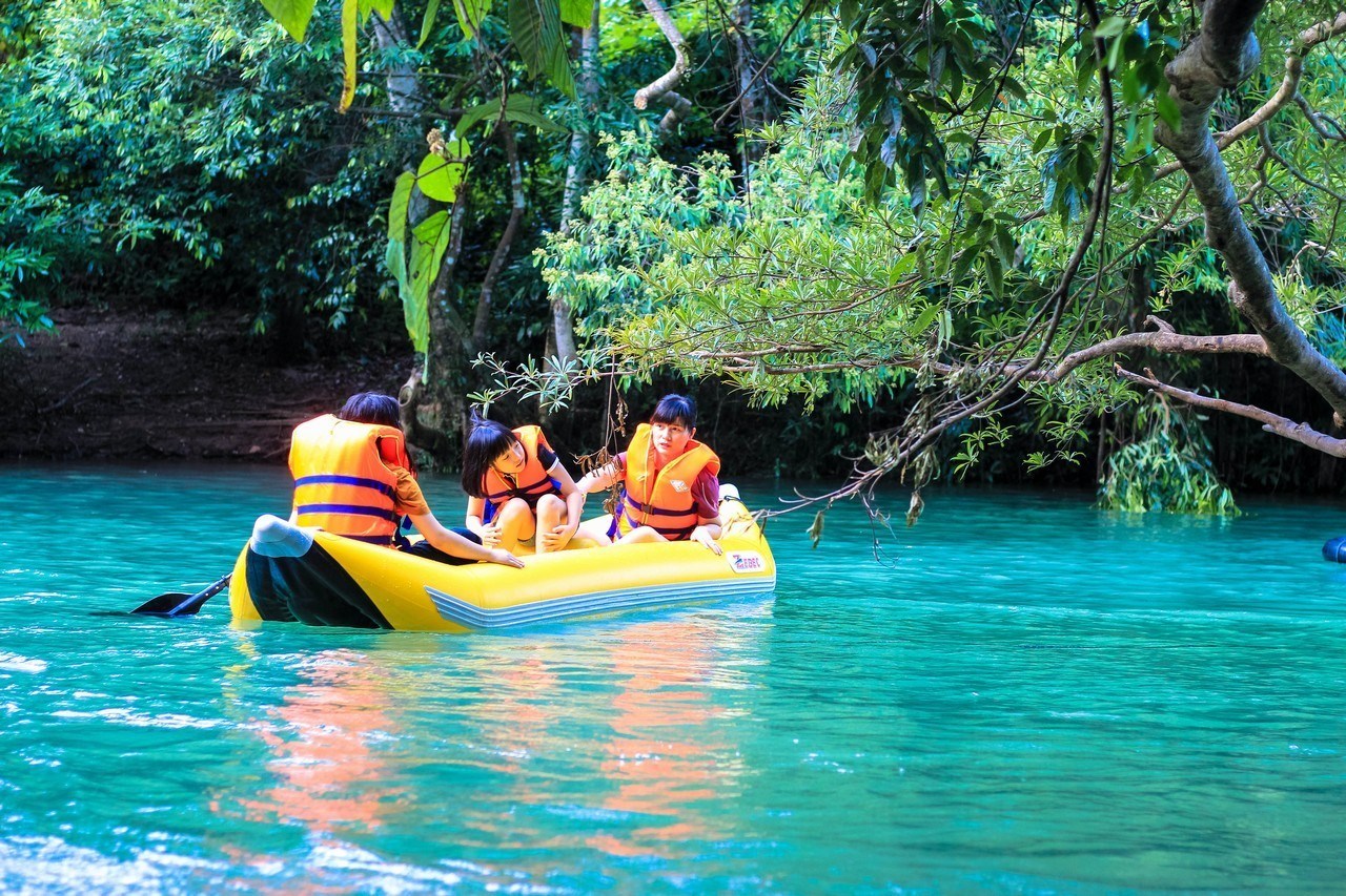 Tour Động Phong Nha – Suối Nước Moọc (1 ngày)