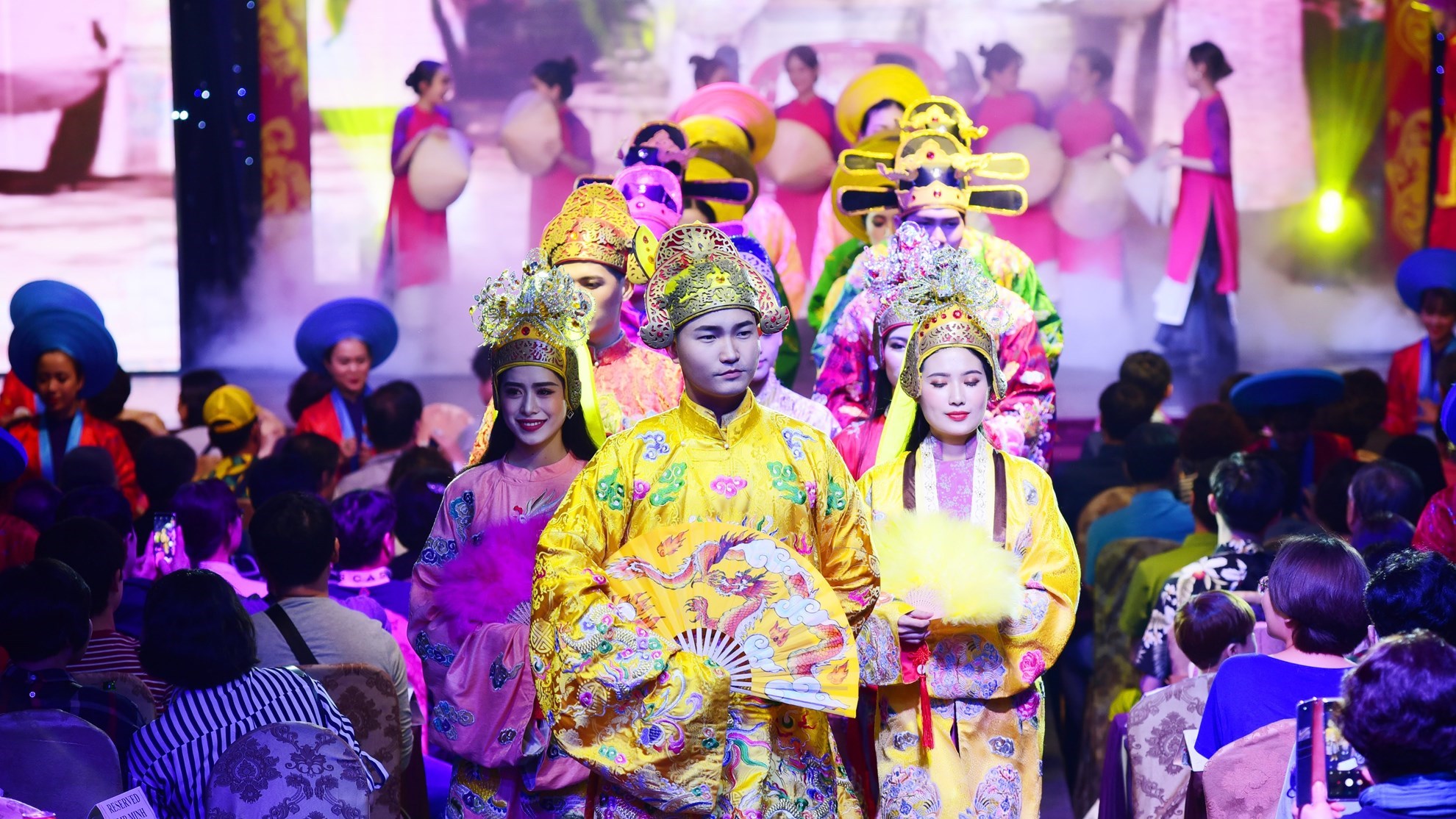 Vé Áo Dài show