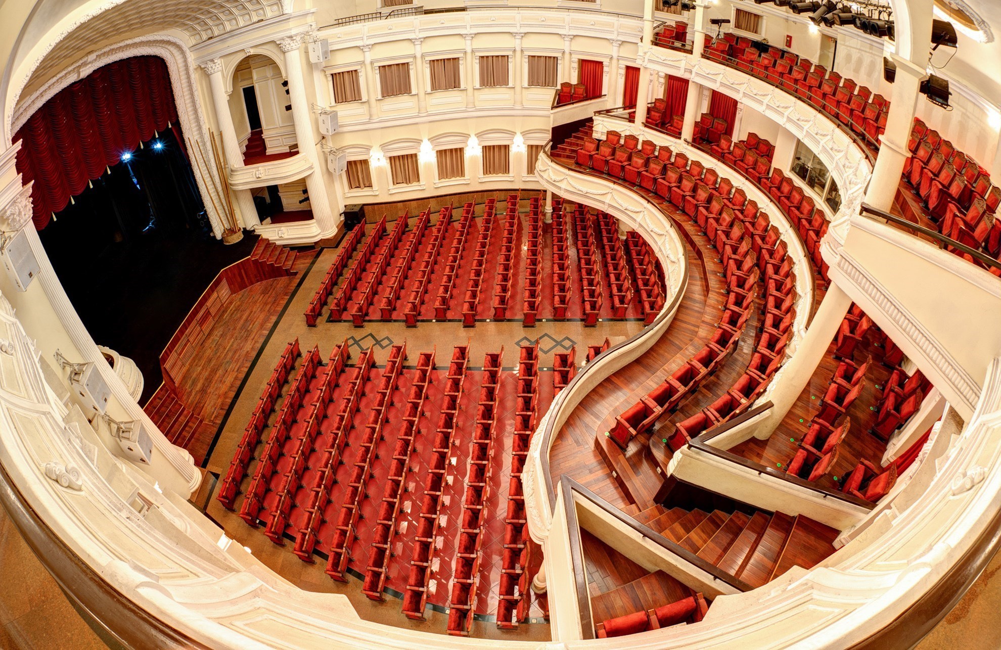 À Ố Show
