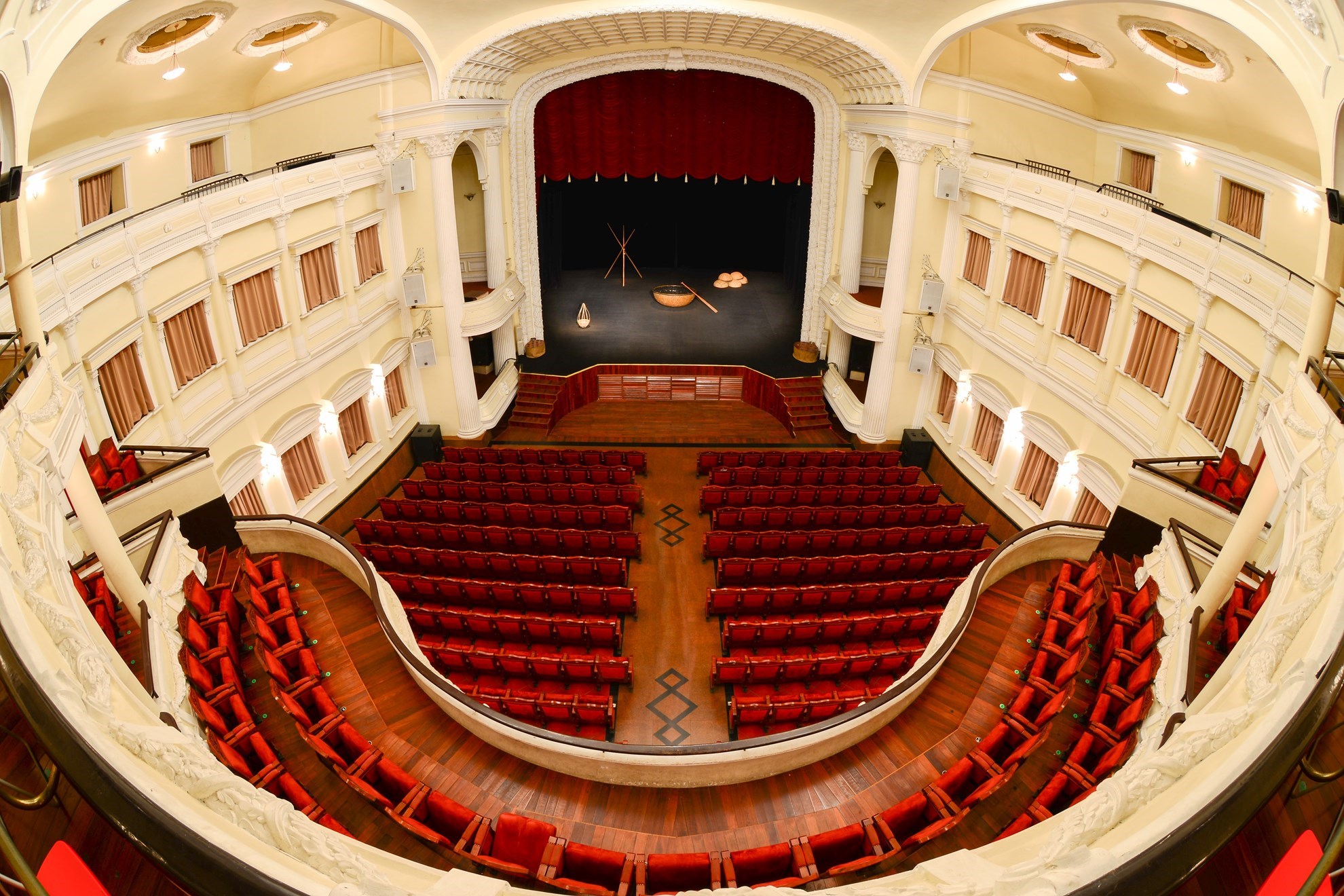 À Ố Show