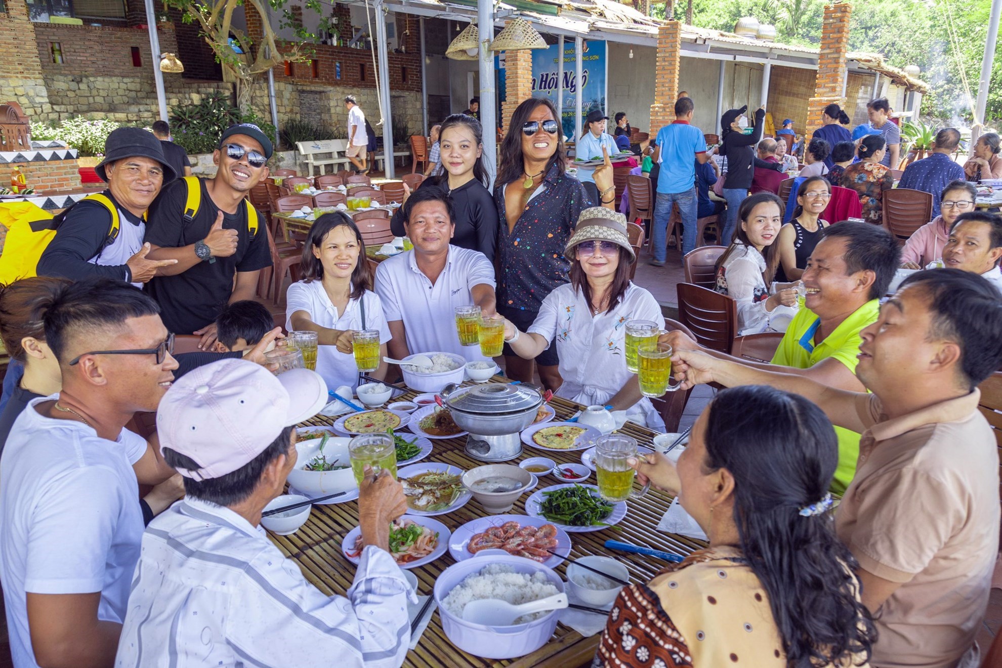 Tour Chèo SUP và Cắm Trại Trên Biển