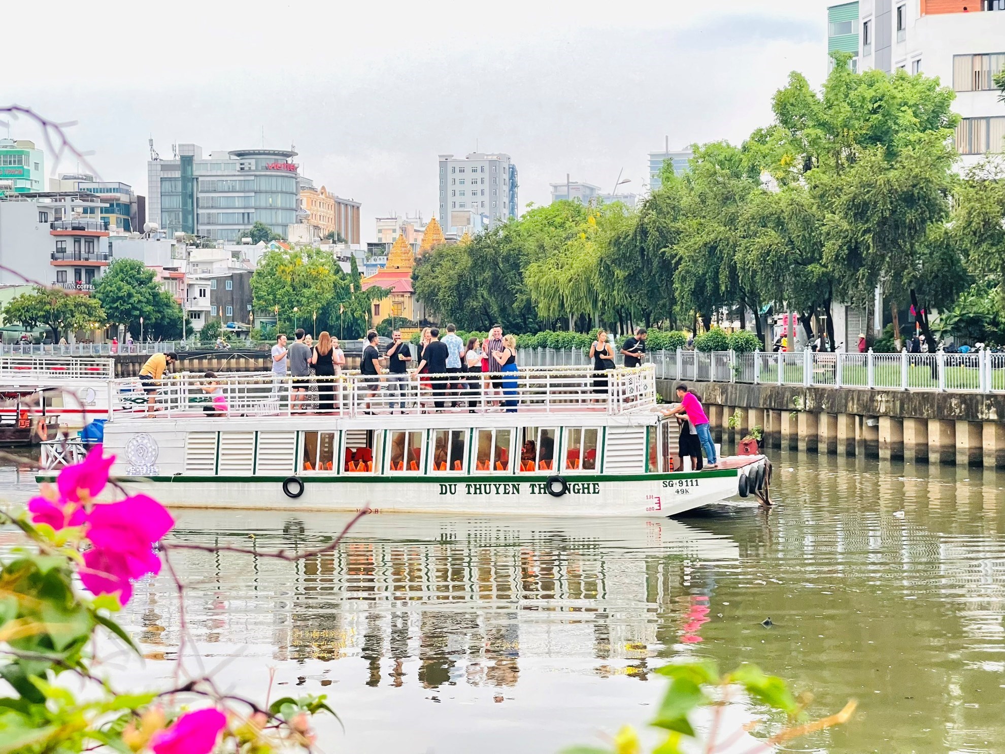 Du Kênh Nội Đô Sài Gòn Bằng Thuyền
