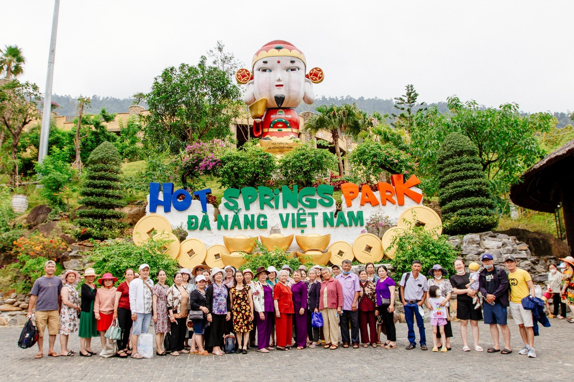 Công viên suối khoáng nóng Núi Thần Tài