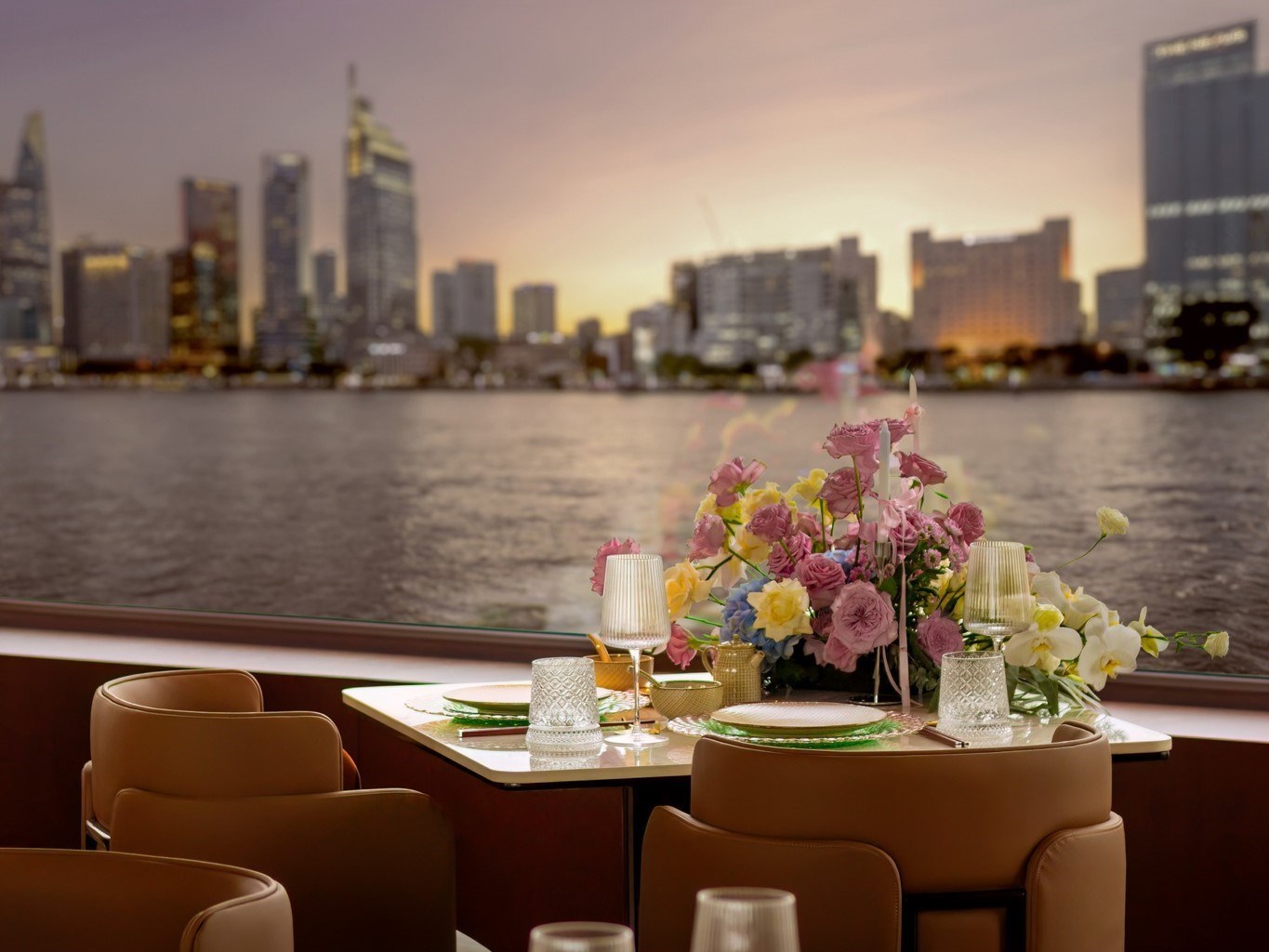 Tiệc Hoàng Hôn Trên Du Thuyền Icon Saigon
