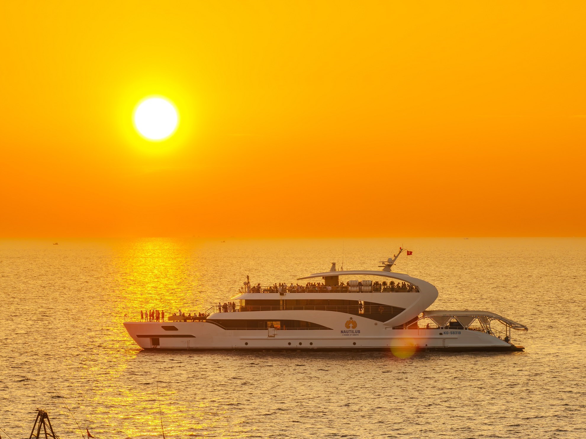 Hải Trình Hoàng Hôn - Sunset Cruise