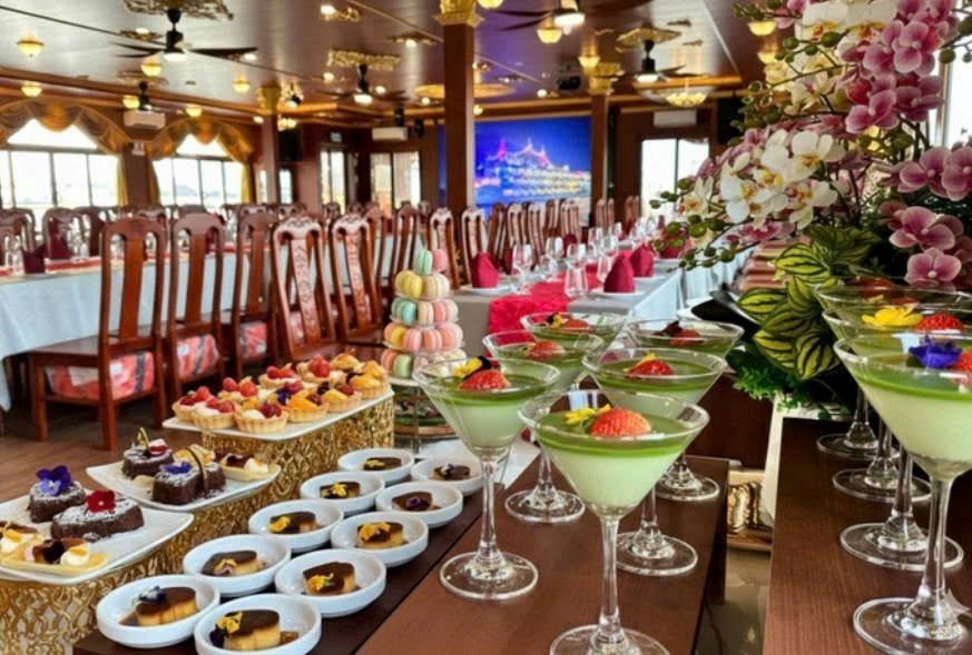 Buffet Tối Trên Du Thuyền Indochina Star