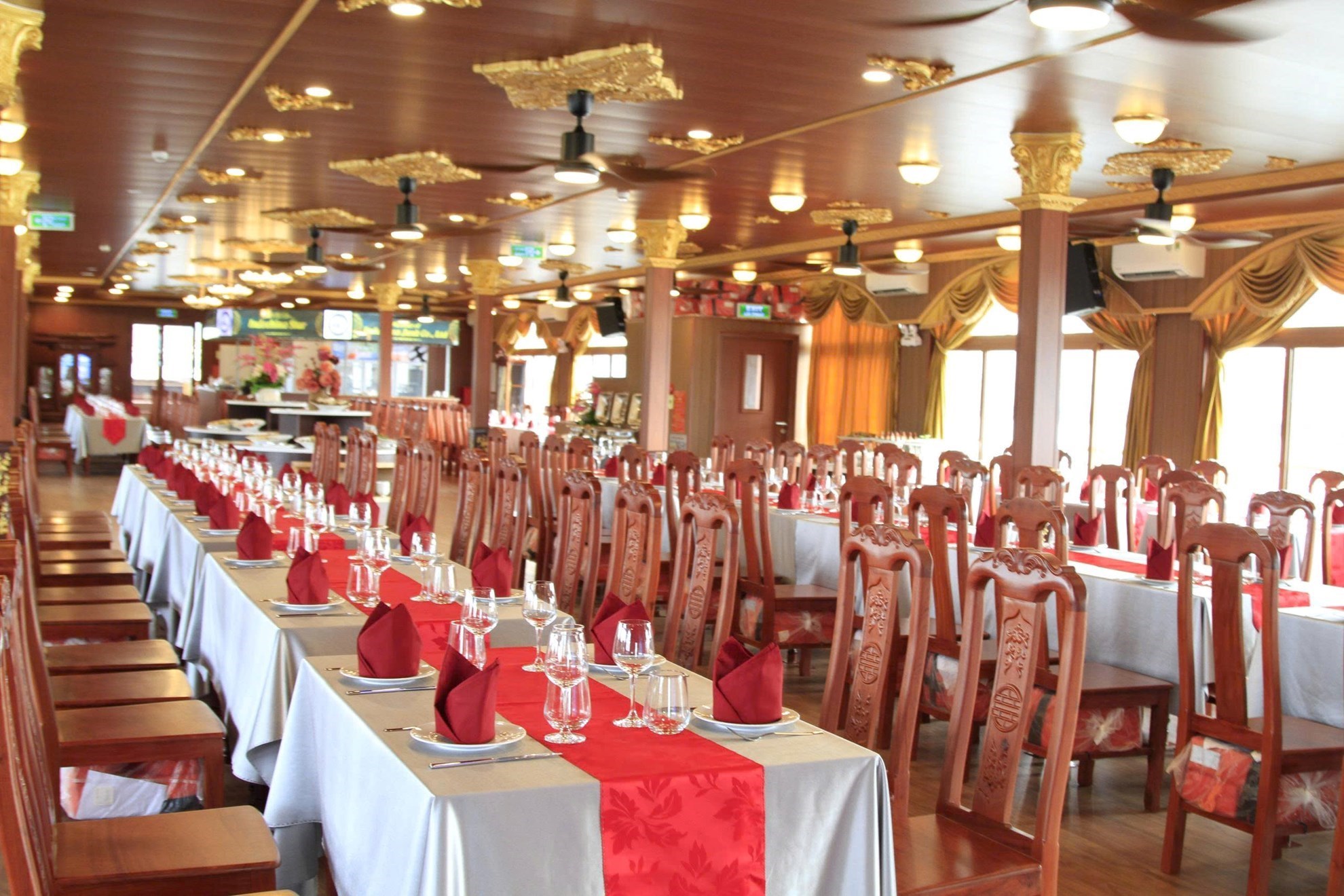 Buffet Tối Trên Du Thuyền Indochina Star