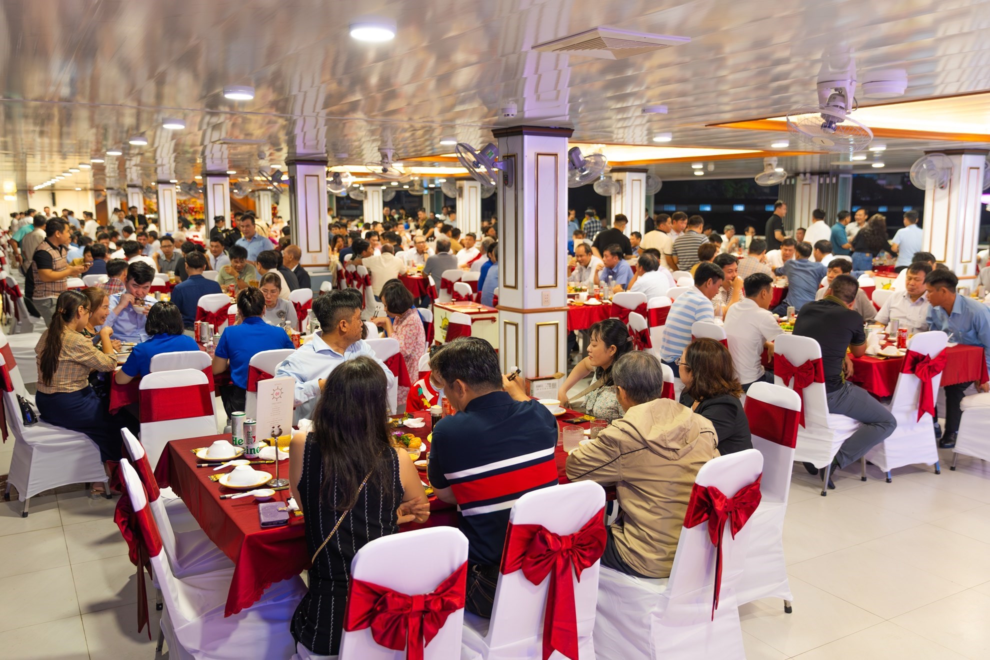 Ăn Tối Trên Du Thuyền Bến Nghé