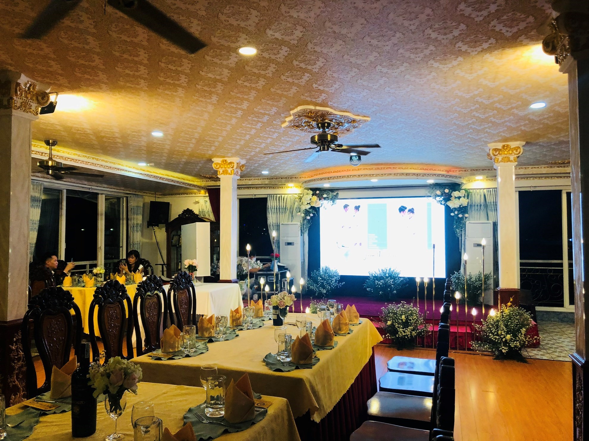 Ăn Tối Set Menu Trên Tàu Indochina Queen