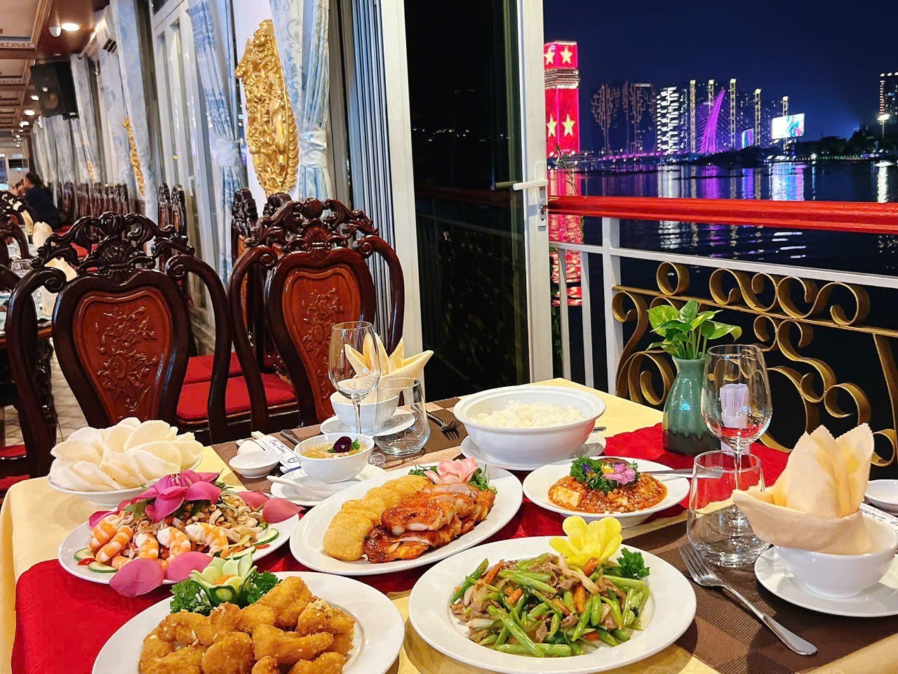 Ăn Tối Set Menu Trên Tàu Indochina Queen