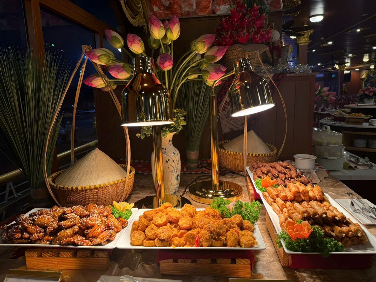 Buffet Tối Trên Du Thuyền Indochina Star