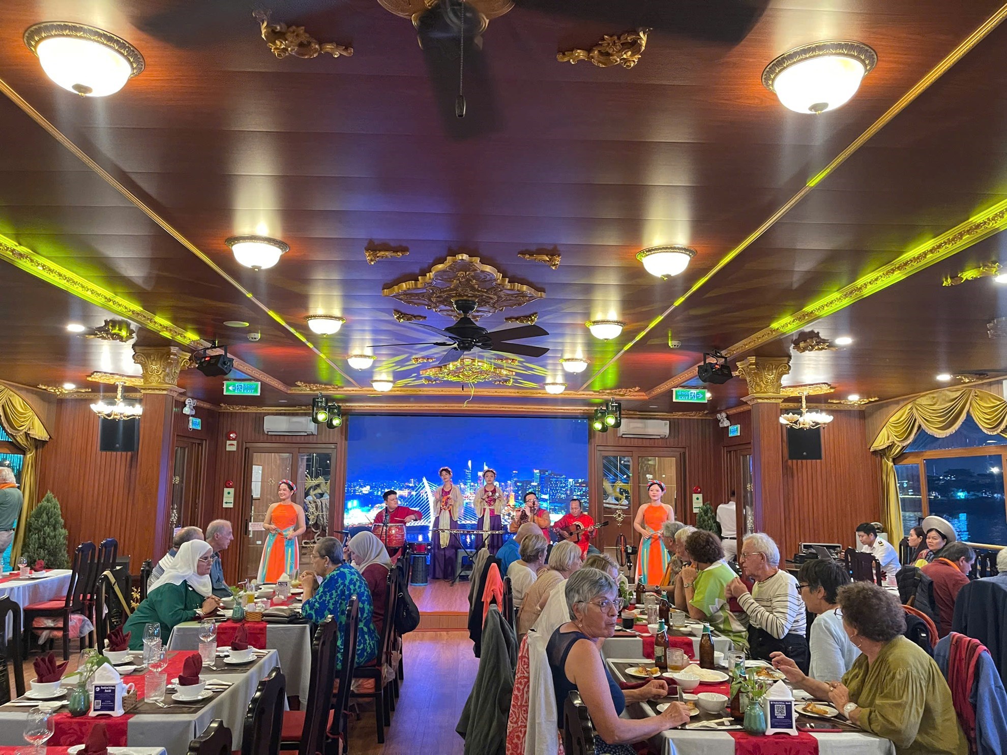 Buffet Tối Trên Du Thuyền Indochina Star