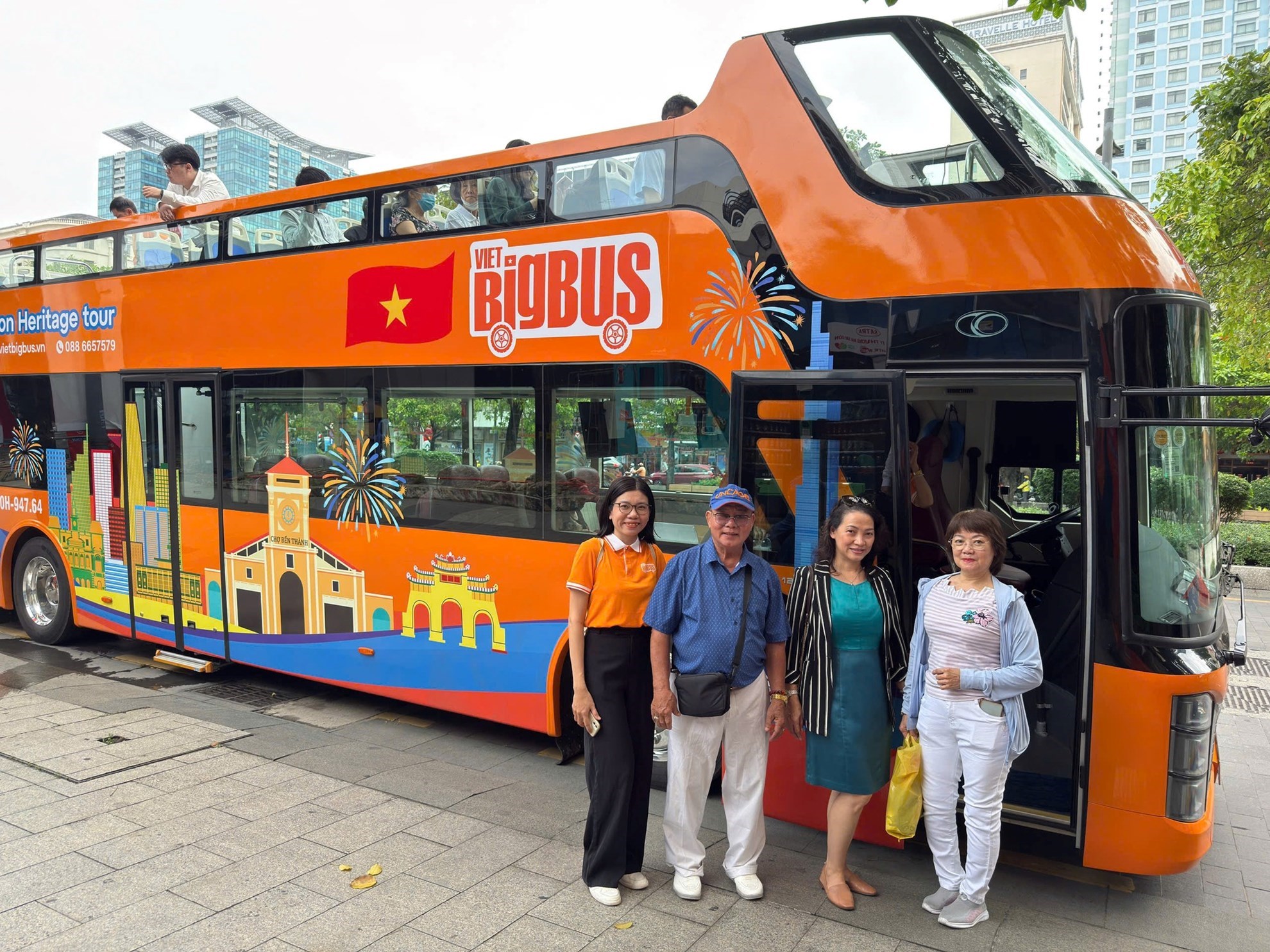 Combo Bus 2 Tầng + Ăn Tối trên du thuyền Sài Gòn