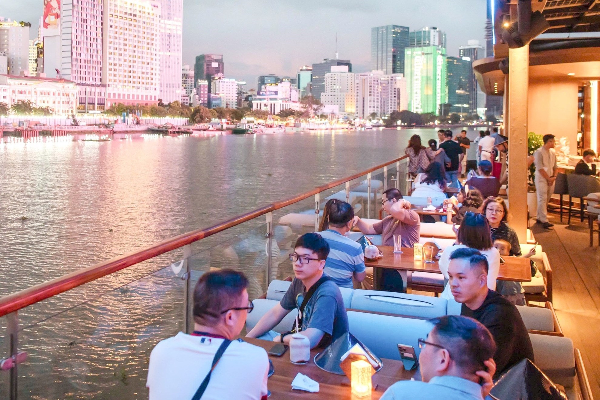 Tiệc Hoàng Hôn Trên Du Thuyền Icon Saigon