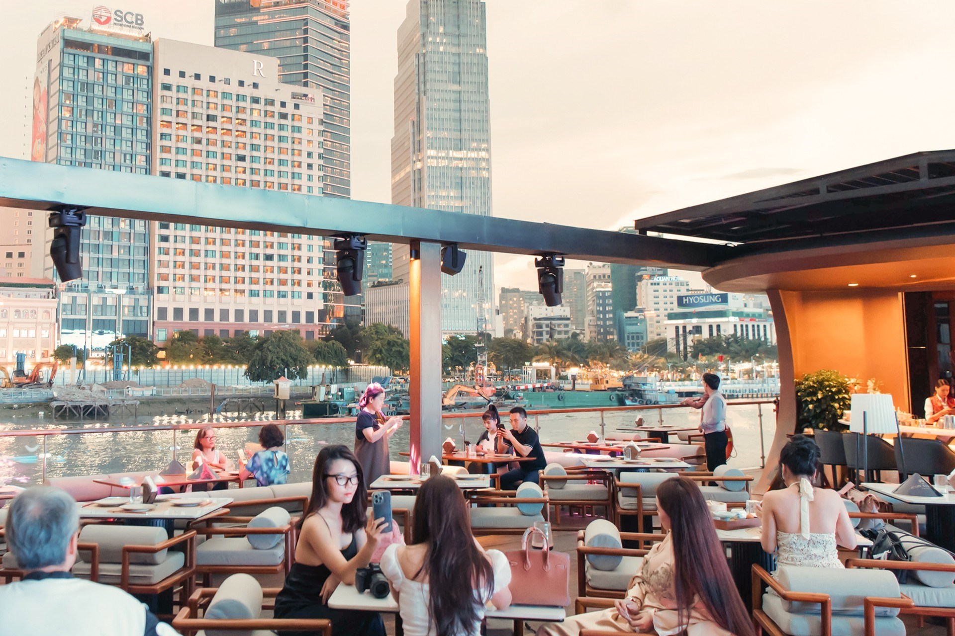Tiệc Hoàng Hôn Trên Du Thuyền Icon Saigon