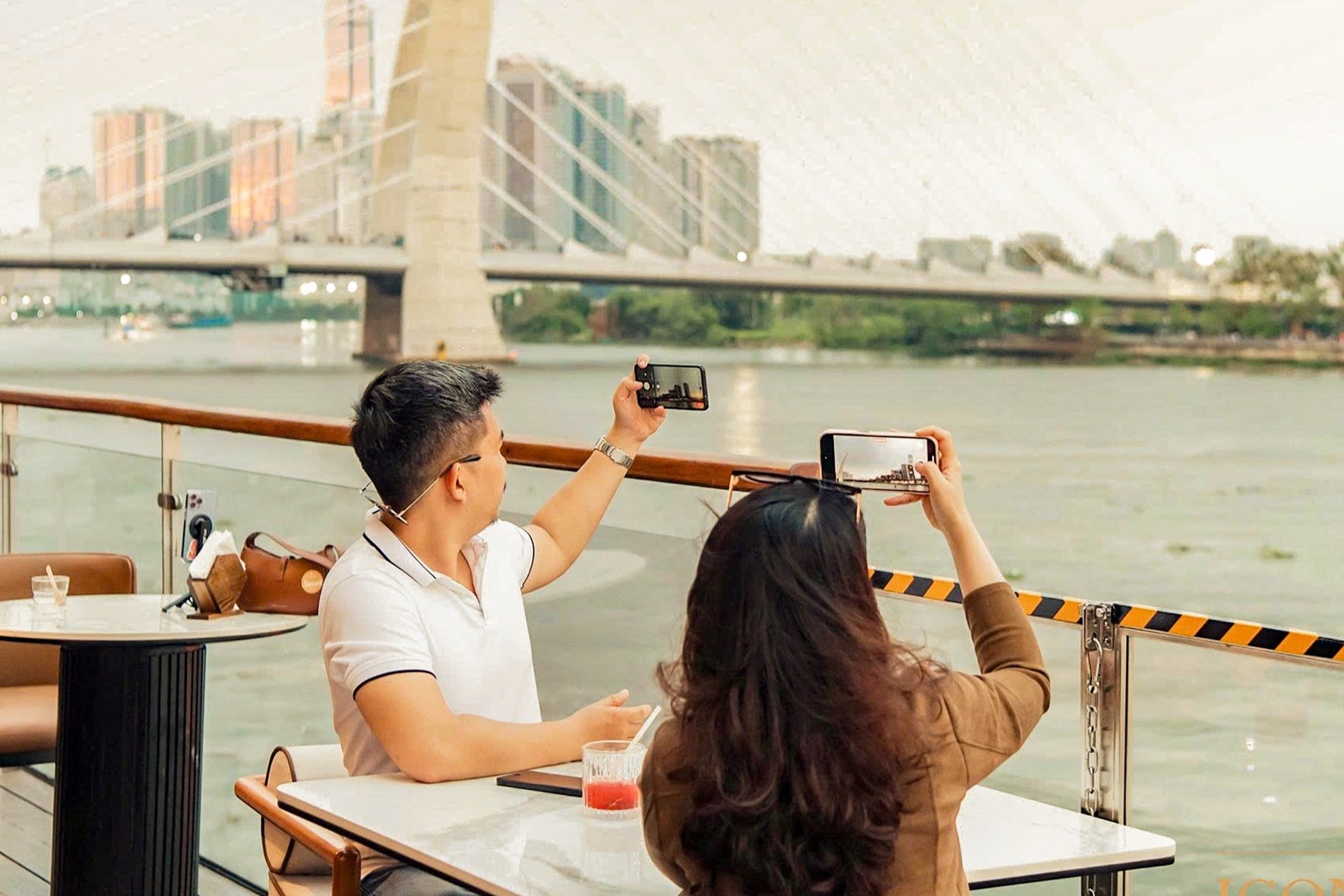 Tiệc Hoàng Hôn Trên Du Thuyền Icon Saigon
