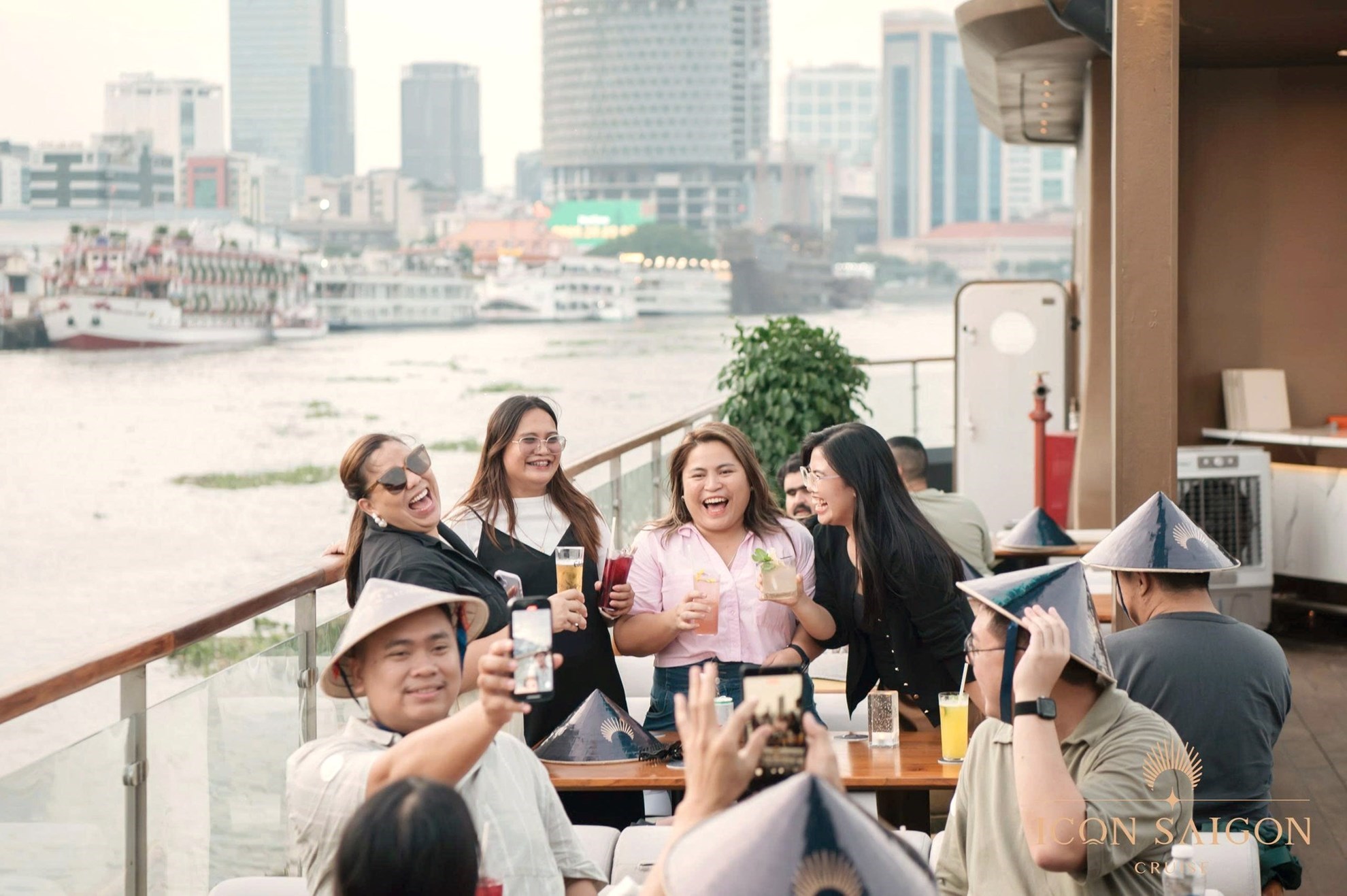 Tiệc Hoàng Hôn Trên Du Thuyền Icon Saigon