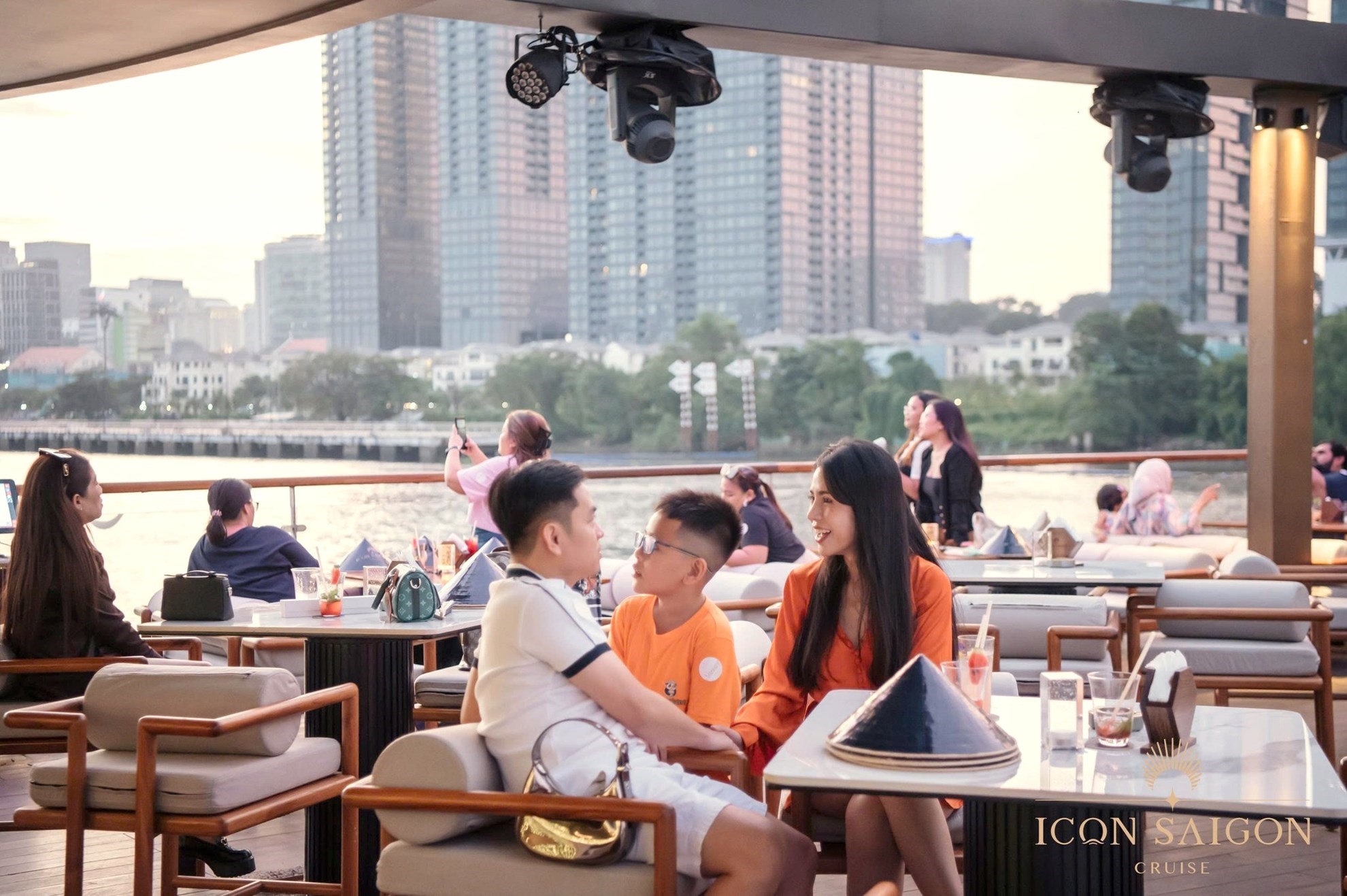 Tiệc Hoàng Hôn Trên Du Thuyền Icon Saigon