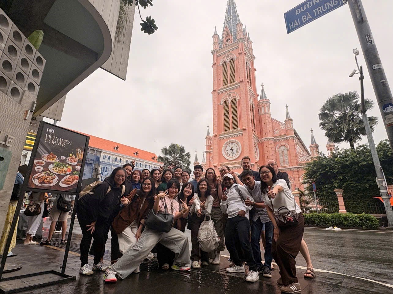 Tour khám phá lịch sử Sài Gòn bằng xe máy