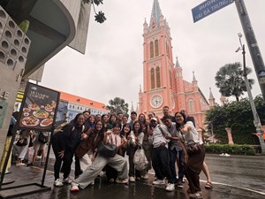 Tour khám phá lịch sử Sài Gòn bằng xe máy