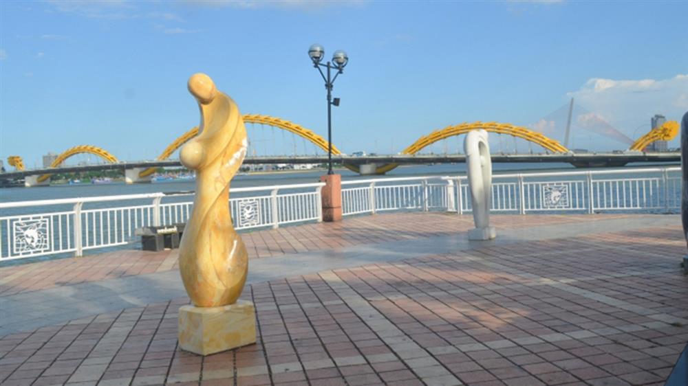 05. Chụp từ công viên tượng đá quý
