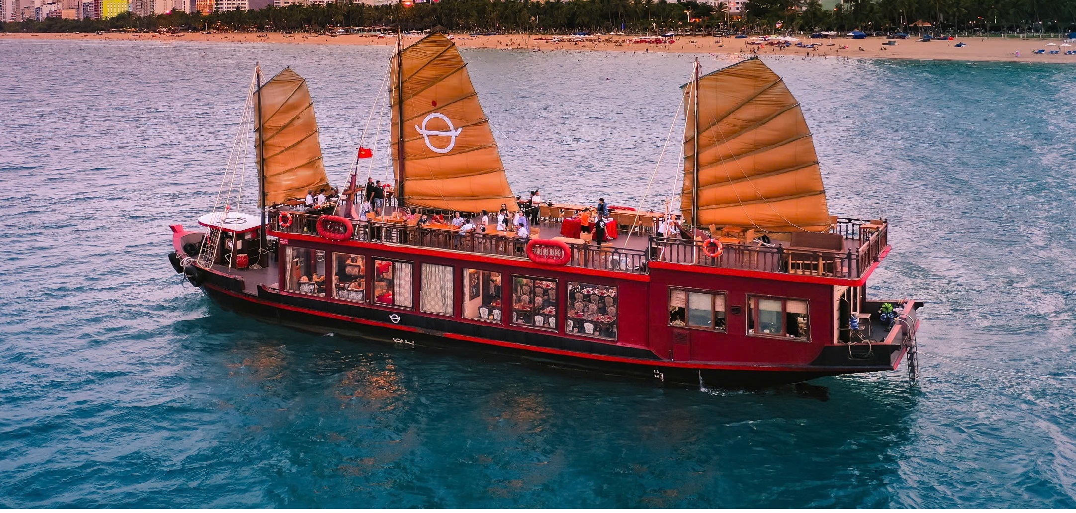 Ngắm Vịnh Nha Trang trên Du Thuyền Emperor với giá ưu đãi chỉ có tại Đi Vui