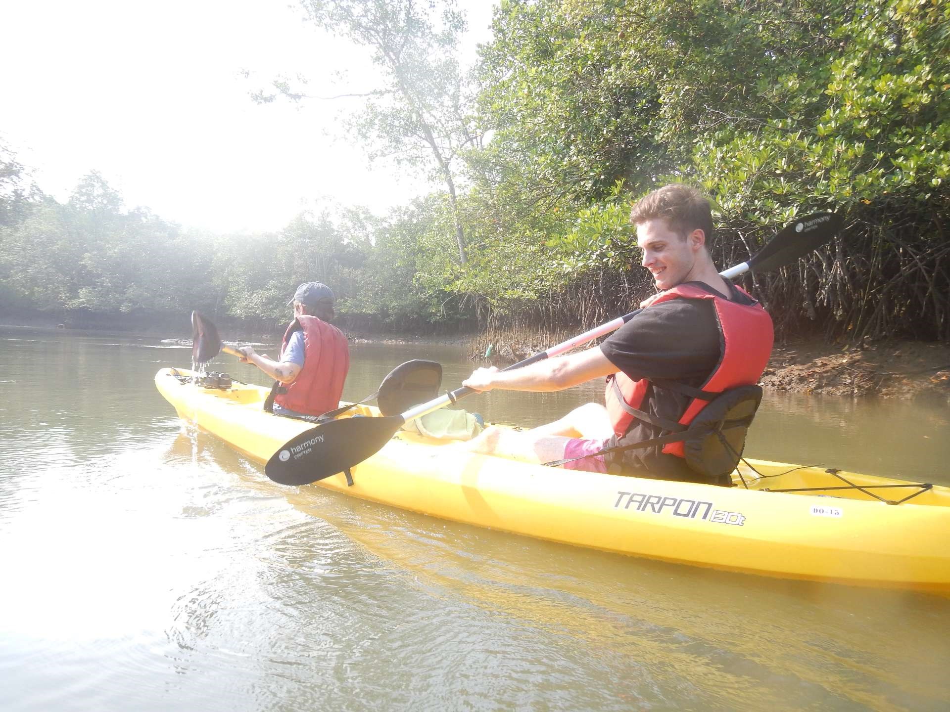 Chèo kayak ở đảo Ketam
