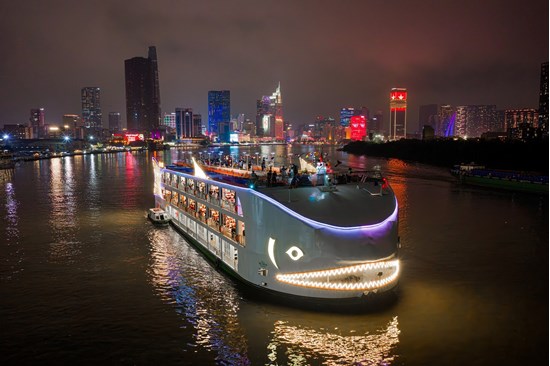 Tàu Bến Nghé biểu tượng chú cá khổng lồ trên sông Sài Gòn
