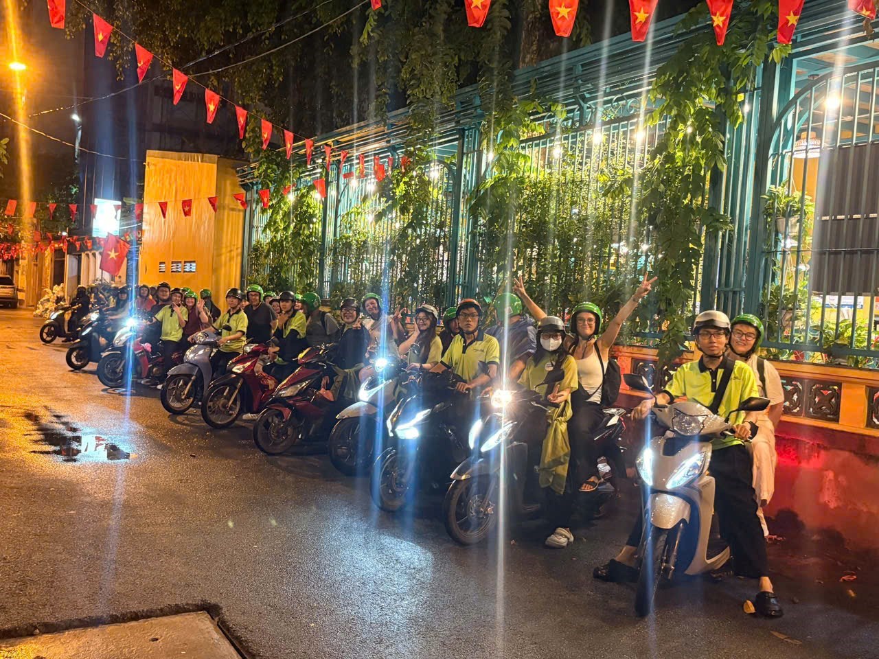 Thưởng thức các món ăn đường phố đặc sắc bánh xèo, ốc nướng mỡ hành
